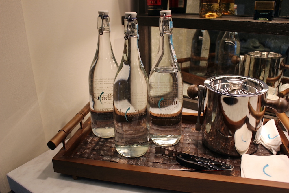 水は、スティルとスパークリングがセットされている