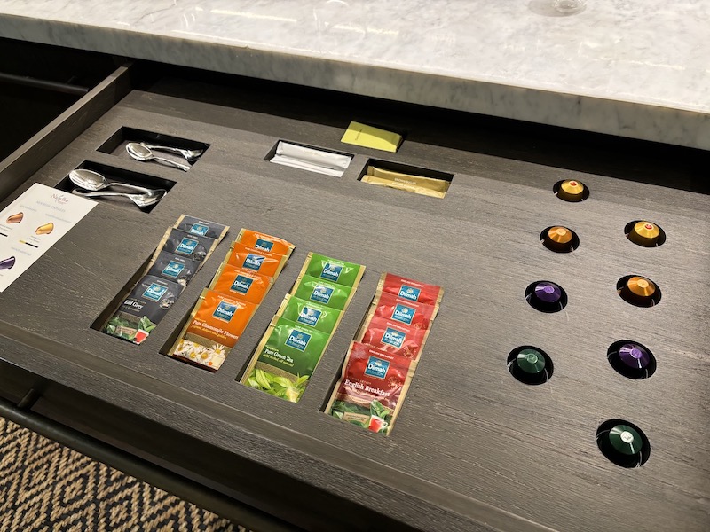 ミニバーにはコーヒーカプセル、ティーパックも（無料）