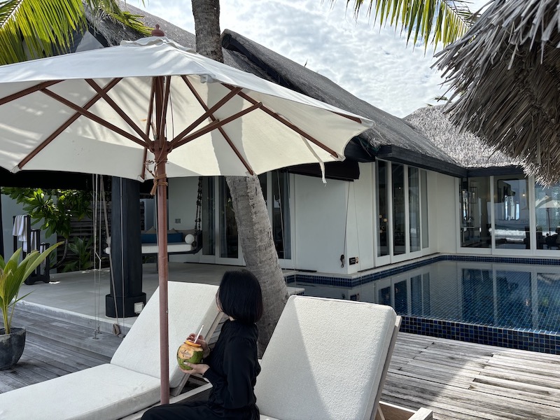 ウェルカムドリンクのココナッツウォーター片手にひと休み中