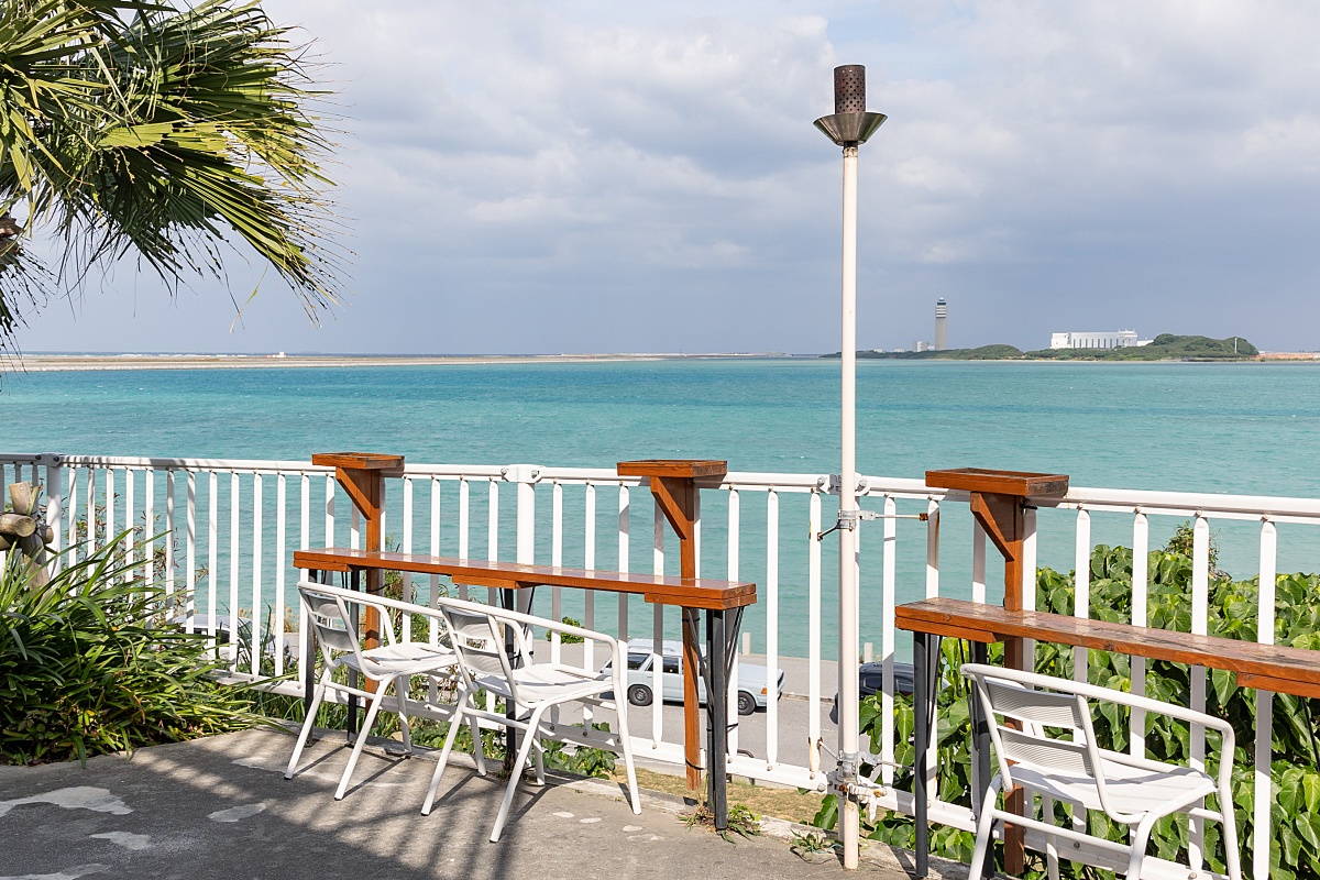 テラス席は海が一望できる