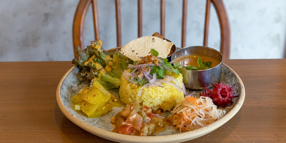 【沖縄】異国を感じるカフェ「mimitab」で味わうスパイスカレー