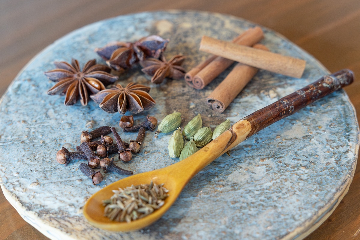 様々なスパイスを独自の感覚で調合して日々のメニューに取り入れている