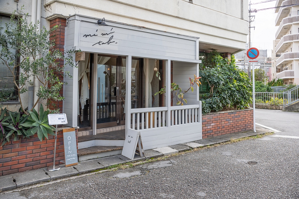 大きな通りから1本入ったところに佇むmimitab
