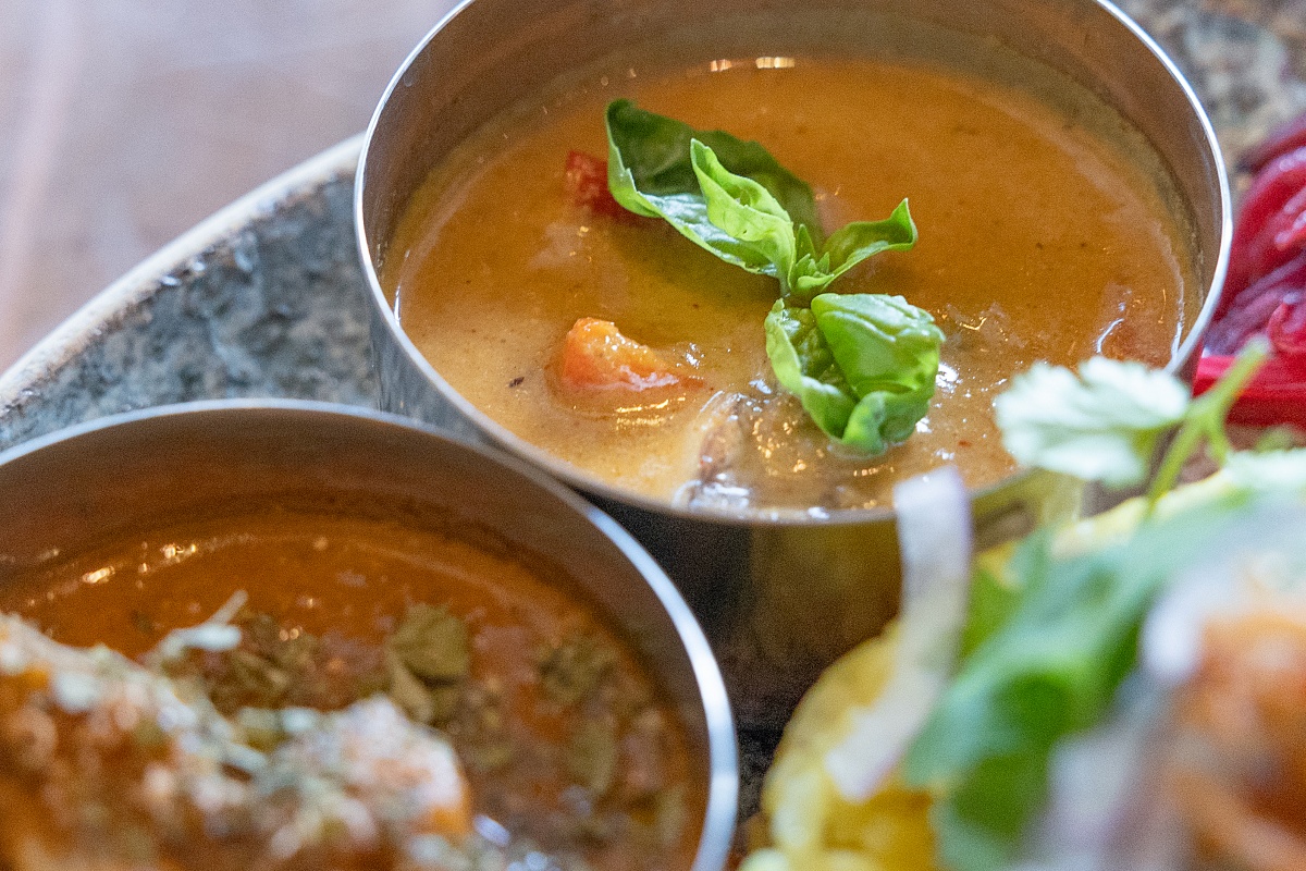 ココナッツミルクベースの「トムヤム風えびのタイカレー」は想像以上にしっかりと辛い