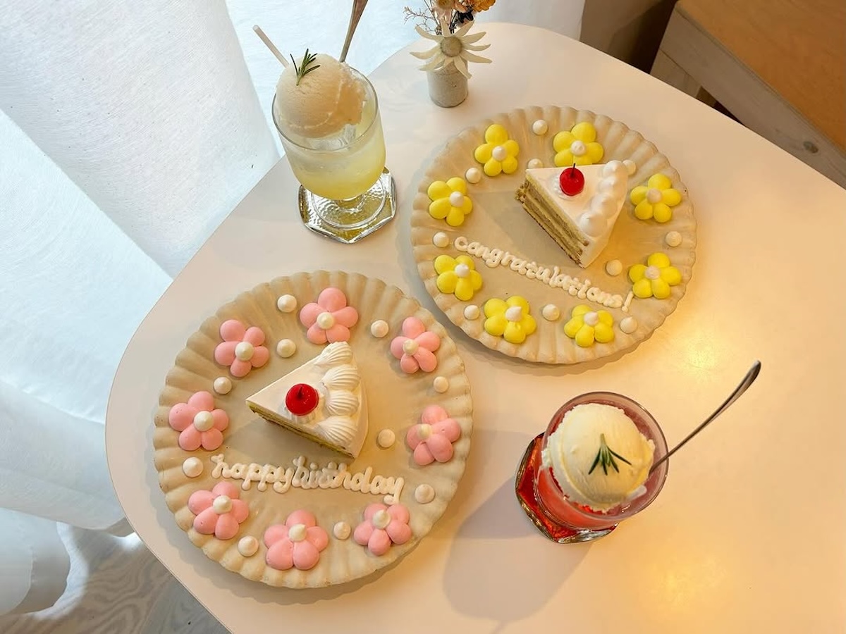 「ピスタチオショートケーキ」748円、「デコレーションプレート」1300円、「フルーツ& フラワーシロップ」550円、「自家製ミルクアイス」220円