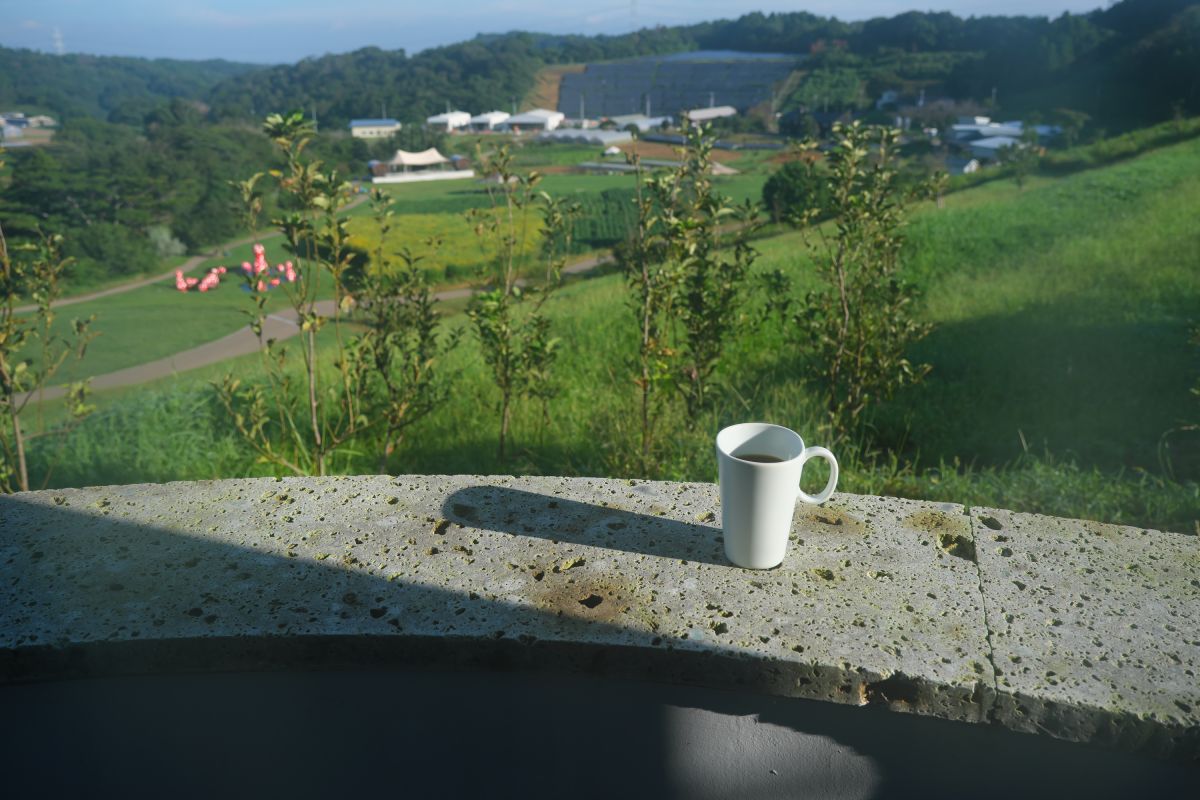 高台からの風景を眺めながら朝のコーヒータイム