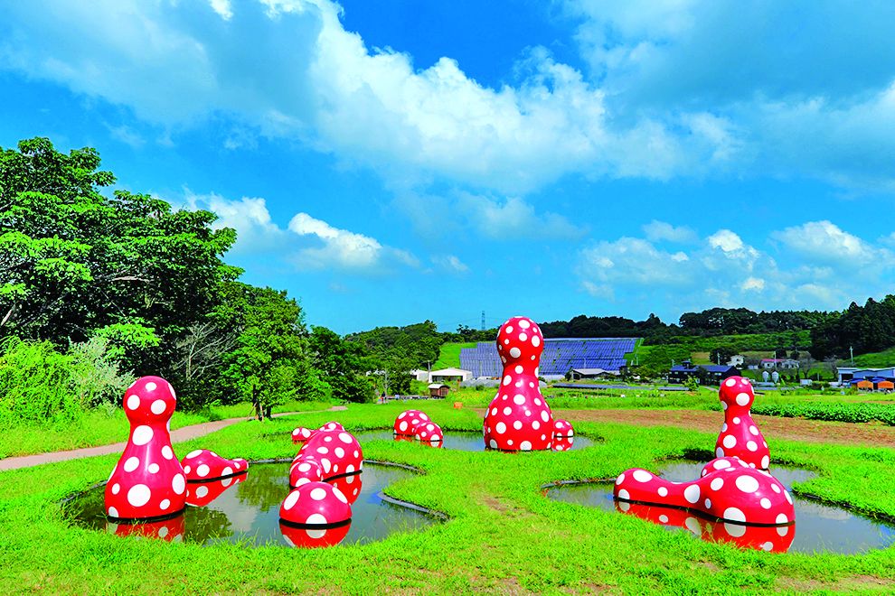草間彌生『新たなる空間への道標』(GUIDEPOST TO THE NEW WORLD)／2016 Courtesy of Ota Fine Arts ©Yayoi Kusama