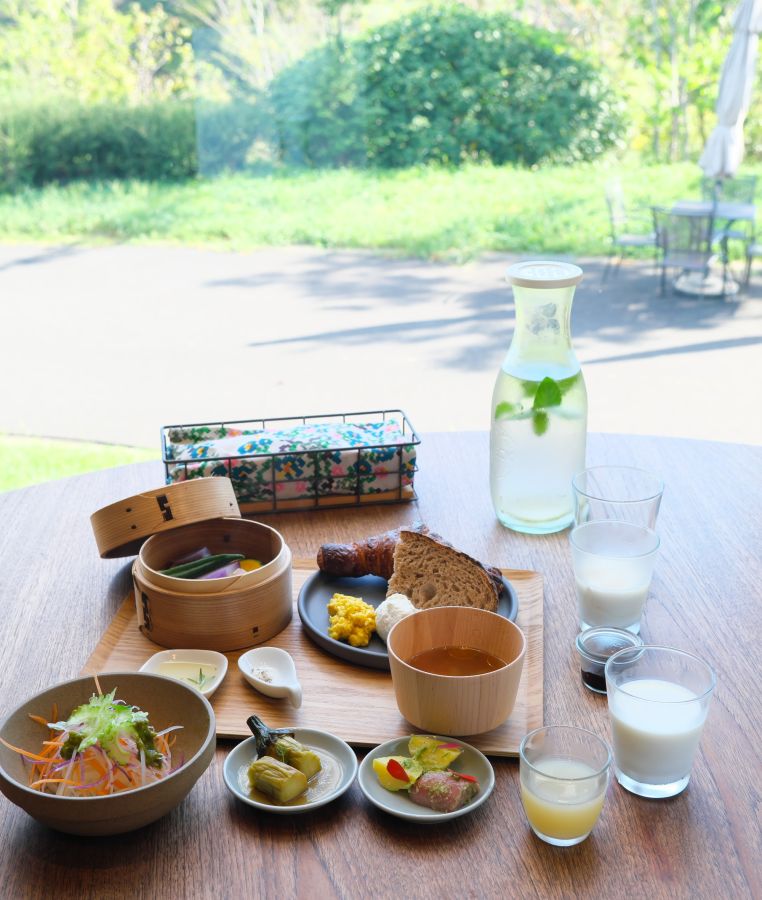 洋食には焼きたてパン2種とせいろ蒸し野菜、スクランブルエッグなどが付く