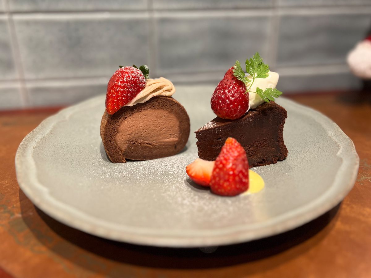 （写真左から）「苺の生チョロール」800円、「ガトーショコラ」850円