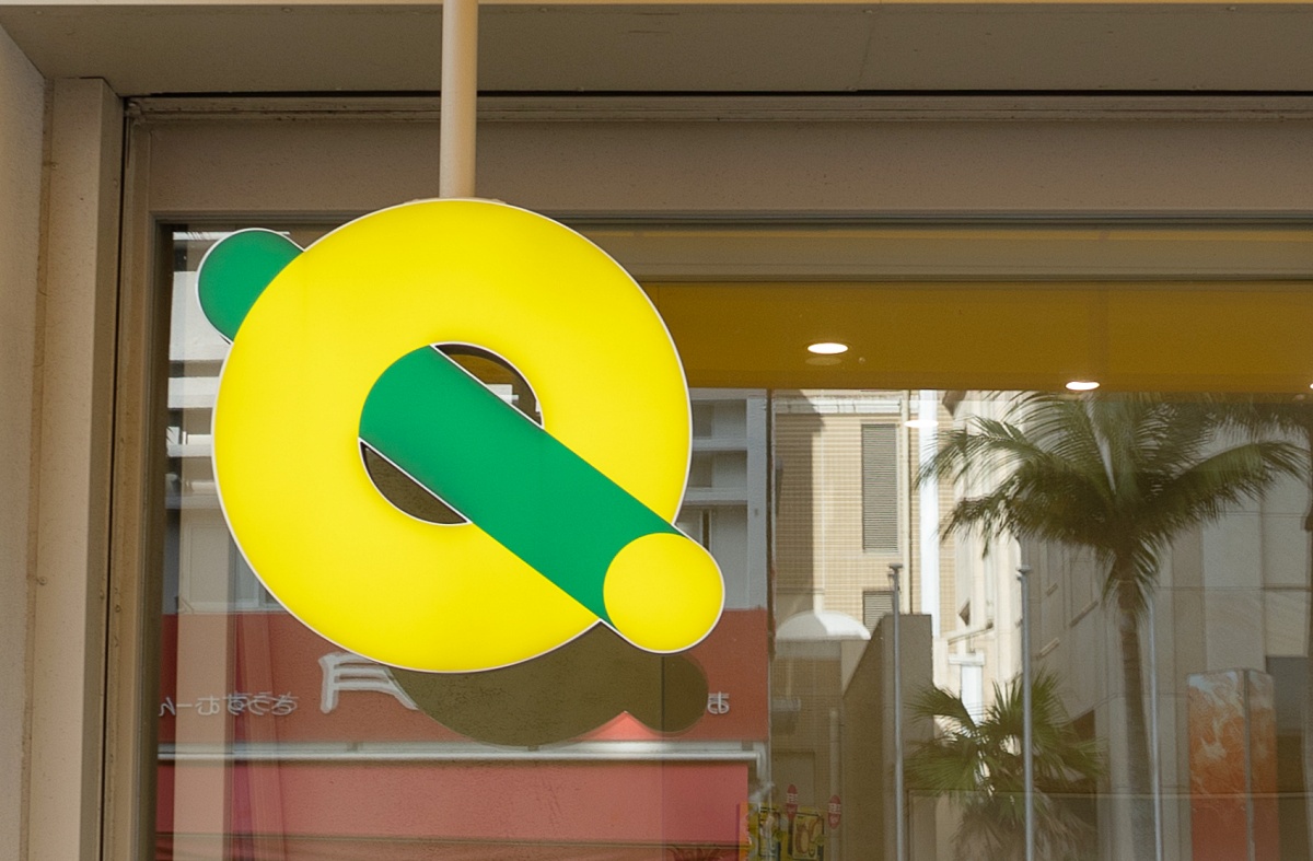 ロゴマークは輪切りのパイナップルと、サトウキビをモチーフにデザインされたもの