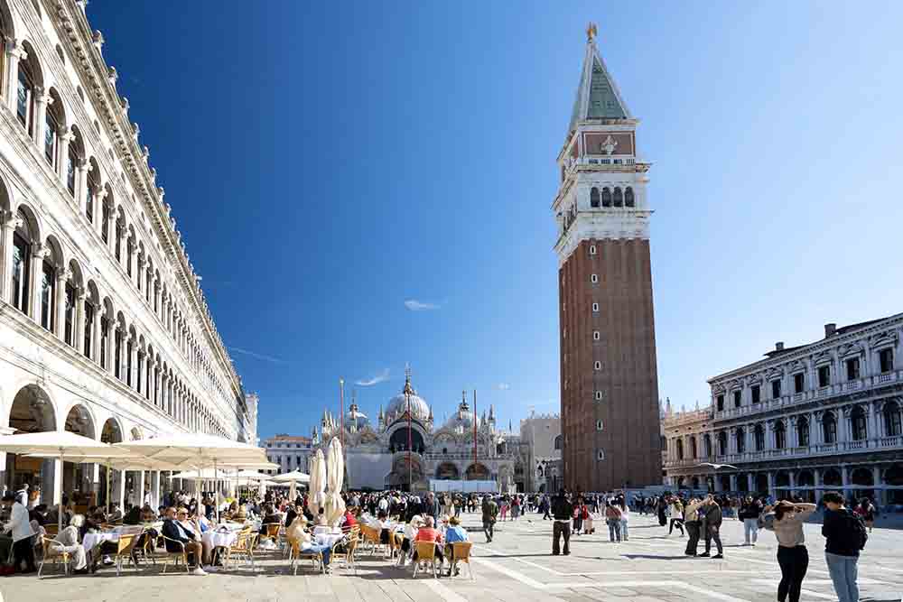 サン・マルコ広場の正面には、壮麗なサン・マルコ寺院や大鐘楼が立つ