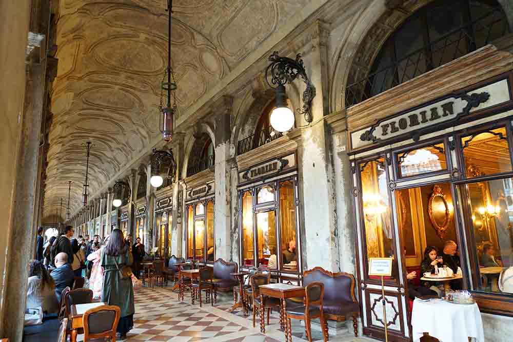 店前のアーケードにもテーブル席がある