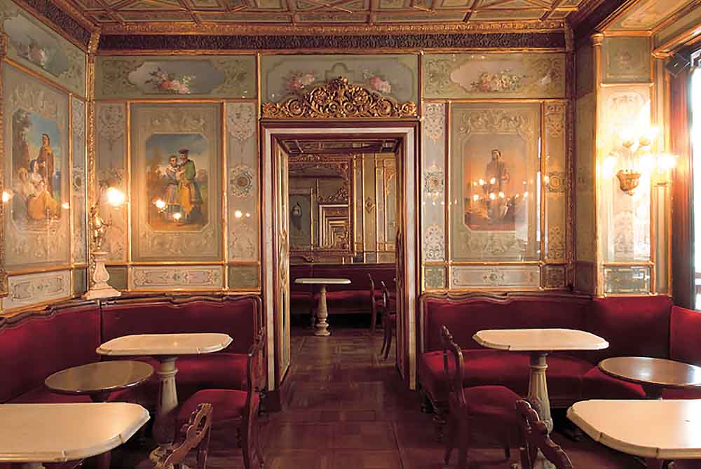 赤いベルベットのソファや金の装飾が美しい「中国の間」