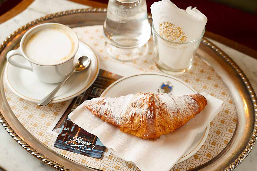 「コルネット」€6と「カプチーノ」€12