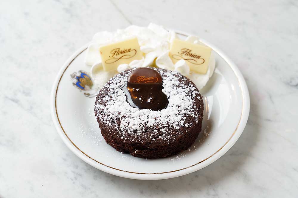 「ダークチョコレートケーキ」€18