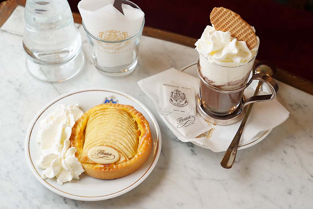 「アップルタルト」€17と「カフェ・アニヴァーサリオ・フローリアン」€18