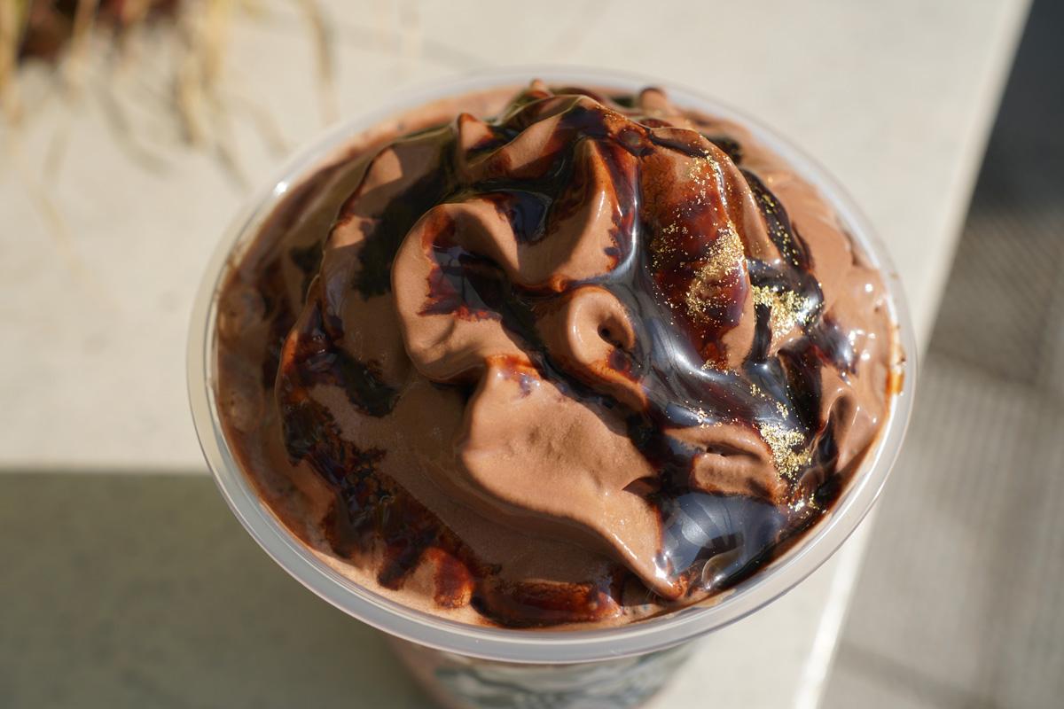 「クラシック ショコラ シンフォニー フラペチーノ®」トッピング：チョコレートソース追加（無料）