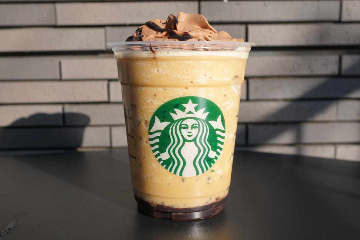 「ブロンド ショコラ シンフォニー フラペチーノ®」 ※使用しているチョコレートのうち、ブロンドチョコレートは0.7%以上です。