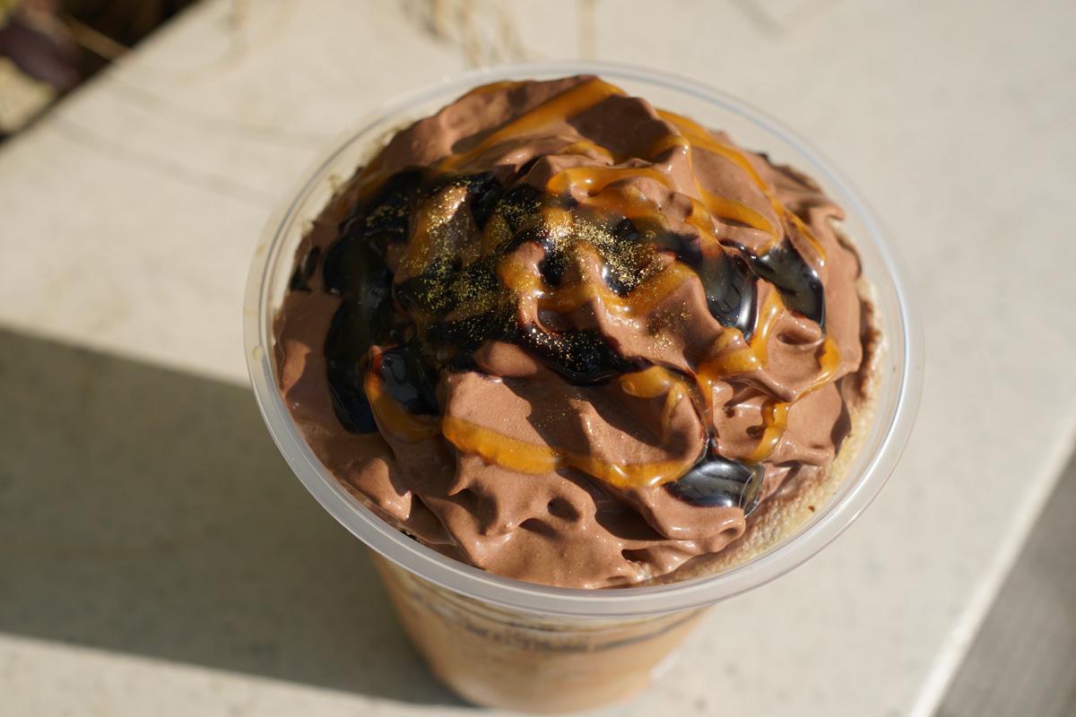 「ブロンド ショコラ シンフォニー フラペチーノ®」トッピング：キャラメルソース追加（無料）