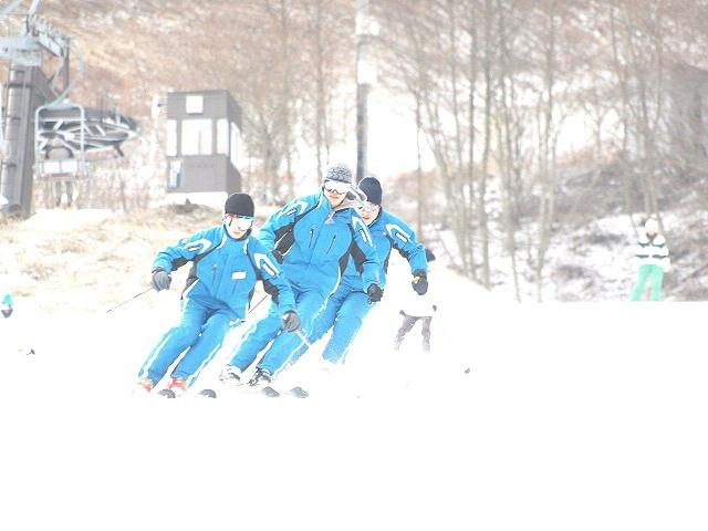 スクールスタッフのメインゲレンデでの滑走