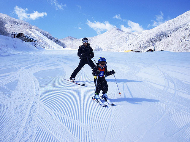 まわりを気にすることなくのびのびと滑れる幅広なゲレンデ