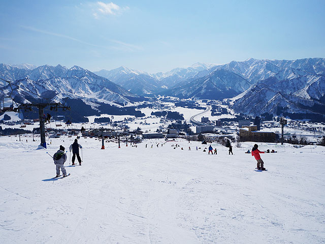 整備の行き届いた広いゲレンデ。谷川連峰の眺望も素晴らしい！