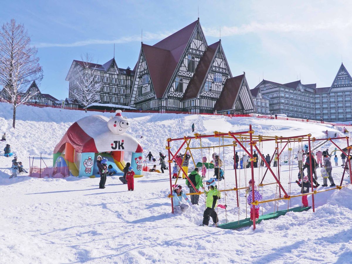ホテルの前には家族で雪遊びを楽しめる場所もあり