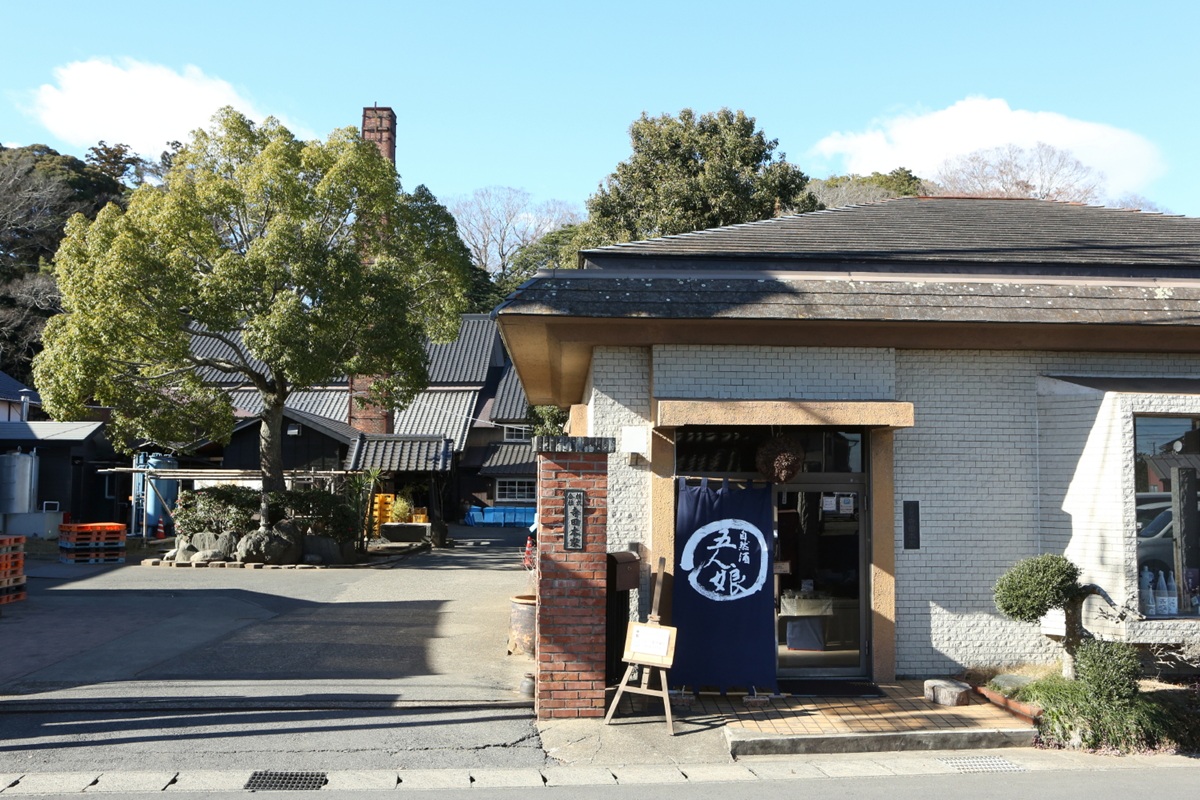 寺田本家正面、中央の煙突は大正時代に建てられたもの
