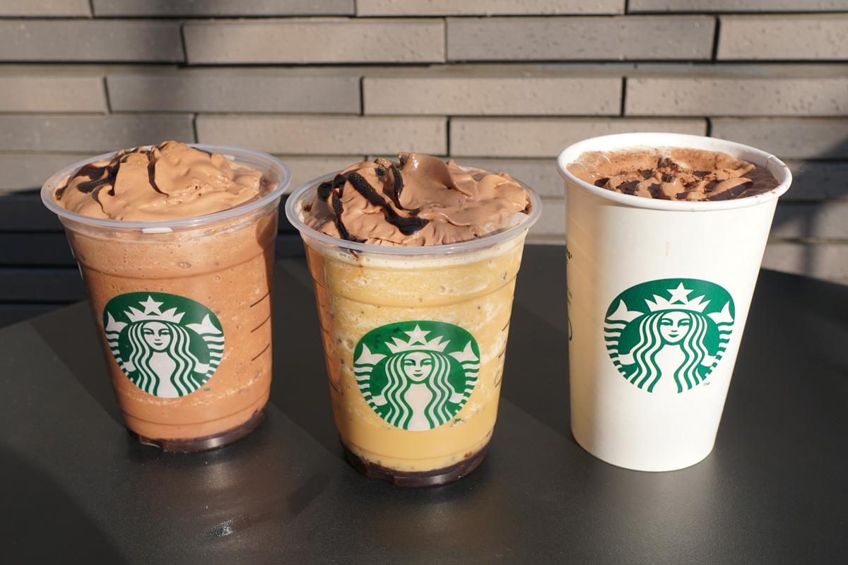 左から「クラシック ショコラ シンフォニー フラペチーノ®」Tallサイズのみ 736円(持ち帰り)、750円(店内利用)、「ブロンド ショコラ シンフォニー フラペチーノ®」Tallサイズのみ 736円(持ち帰り)、750円(店内利用)、「クラシック ショコラ ラテ」(Hot)Short 559円 Tall 538円 Grande 682円 Venti® 726円(持ち帰り)、Short 610円 Tall 650円 Grande 695円 Venti® 740円(店内利用)