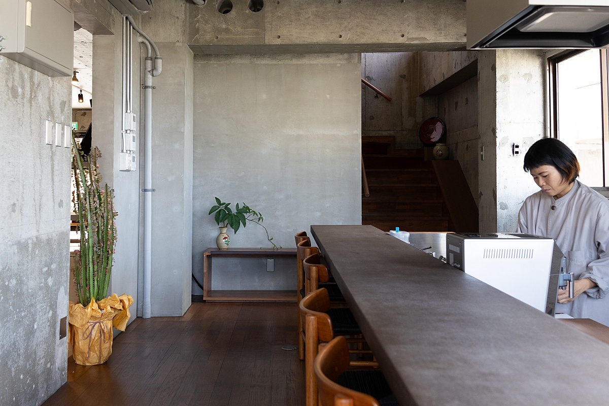  落ち着く雰囲気のカフェ。カウンターや椅子にも漆を使用