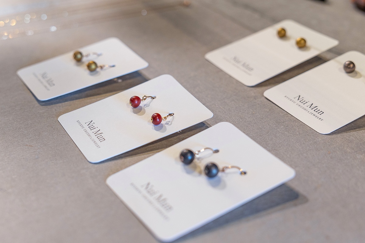 顔周りをパッと華やかにしてくれるピアス