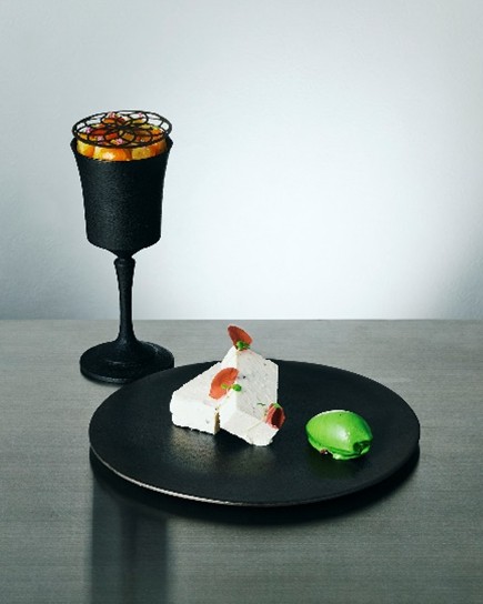 ヴェール /(左から)「金柑と焙じ茶のパフェ」3401円、「発酵りんごと発酵薔薇のフロマージュグラッセ」2401円 ※松屋銀座限定