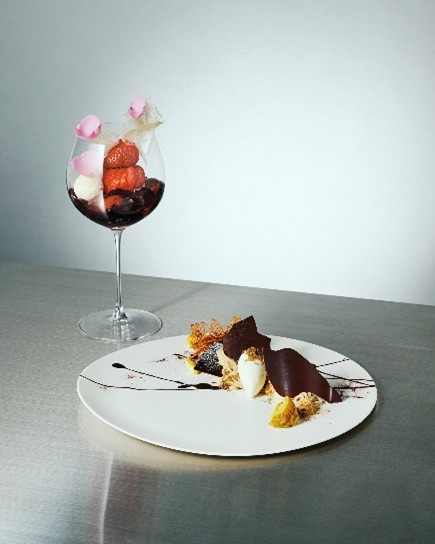 レストランローブ /(左から)「苺ローズショコラ」2750円、「栗トリュフショコラ」3850円 ※松屋銀座限定