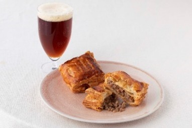 ノエルベルデ /「黒毛和牛と黒豚とカカオピューレのスペシャルミートパイ」765円、「カカオクラフトビール」1100円