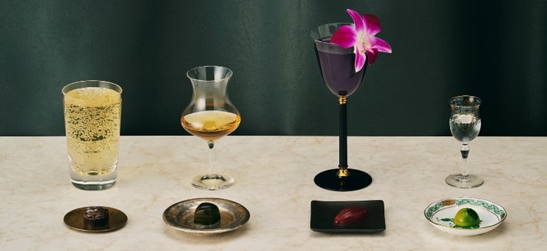 (左から)SUKIYABASHI SAMBOA「サンボアハイボール & サンボアハイボール用オリジナル」1760円、新宿 ウイスキーサロン「ザ・グレンリベット12年 & ザ・グレンリベット用オリジナル」1801円、BAR CROSSING「飲む香水 & パッションマンゴー」1801円、Bar Pálinka「シチェック イルシャイ・オリヴェール パーリンカ & 柚子ハーブ」1760円