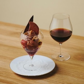 (左から)「クープ グラッセ ショコラ」2090円、「水出しアイスコーヒー」880円