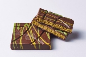 ディヴァン「ピスタチオドバイチョコレート(80g)」2916円、  ※地下1階洋菓子売場で販売