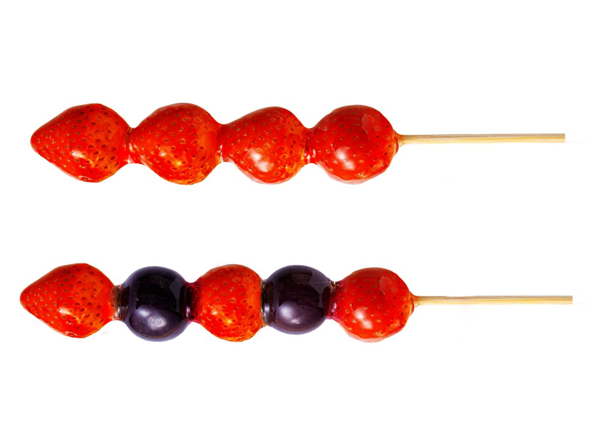 （写真上から）「いちごあめ」650円、「いちごぶどうあめ」700円