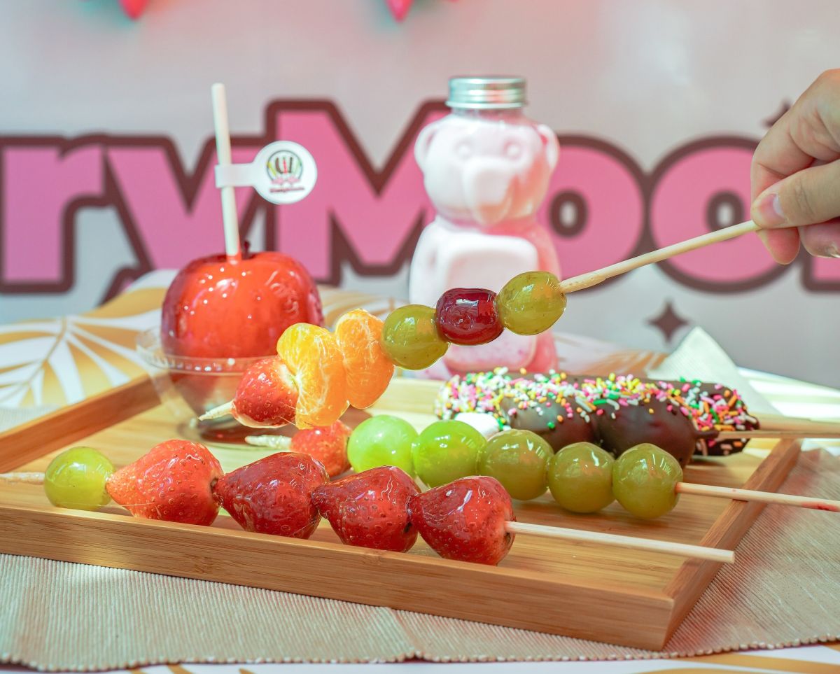 （写真手前から）「タンフル-L（いちご飴）」700円、「ミカンタンフル」500円、「シャインマスカット」600円、「ぷちチョコタンフル」500円、「チョコバナナ」400円、「リンゴ飴」600円 ※フルーツの時価により変動することもあり