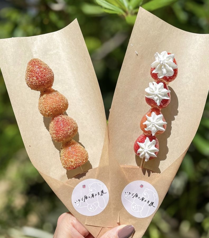 （写真左から）「シナモンいちご飴」「ホイップいちご飴」各700円