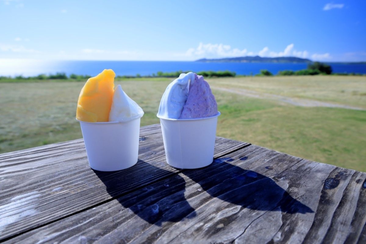 テラス席に並んだジェラート