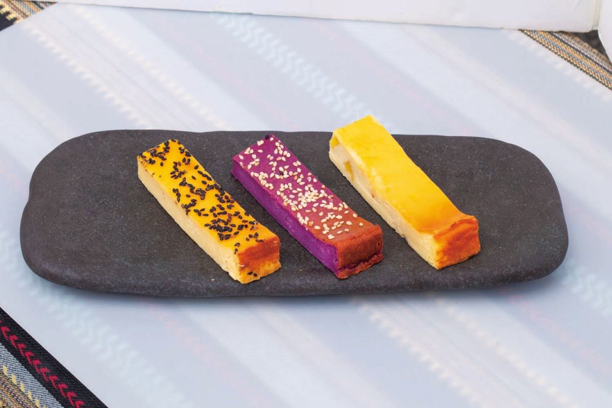 「おいもチーズケーキ」1本230円～（写真は右からプレーン、黒糖紫いも、ごま）。