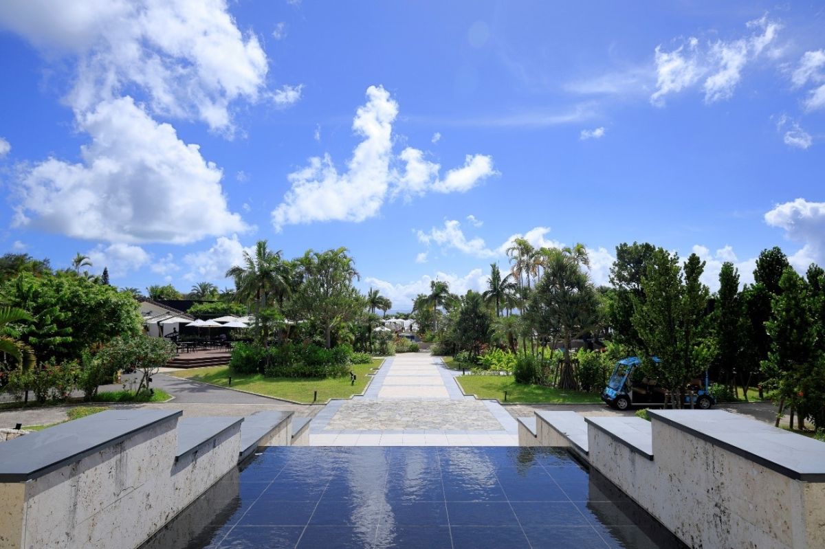 ロビーの外のウォーターガーデンと亜熱帯の木々