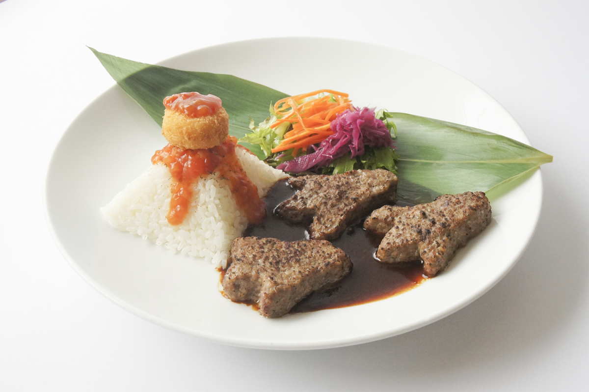 （左）「ジュラ紀ハンバーグプレート チーズコロッケのせ」1500円、（右）「かはくパフェ」650円　※写真提供：国立科学博物館