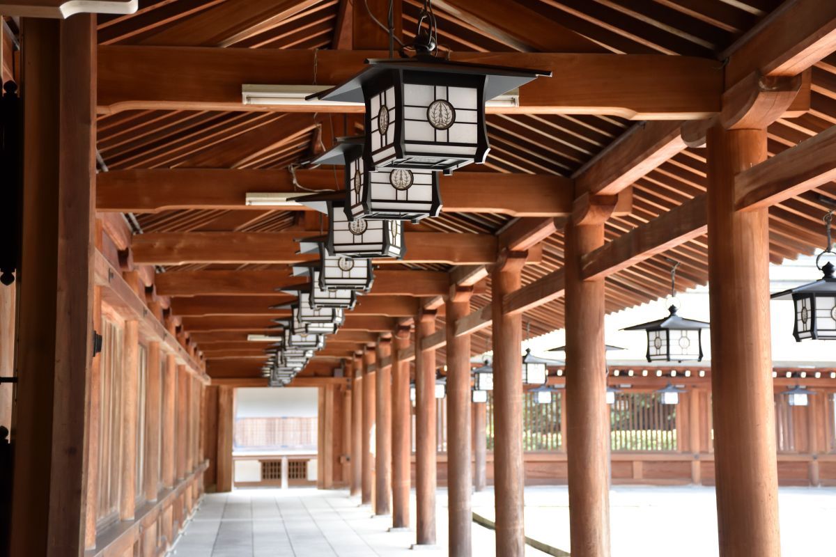 釣燈篭が並ぶ廻廊