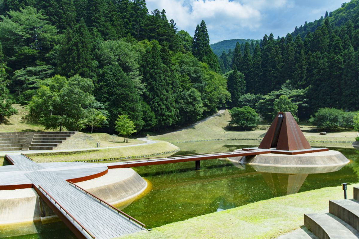湖に浮かぶ3つの島「鳥の島」「ピラミッドの島」「ステージの島」