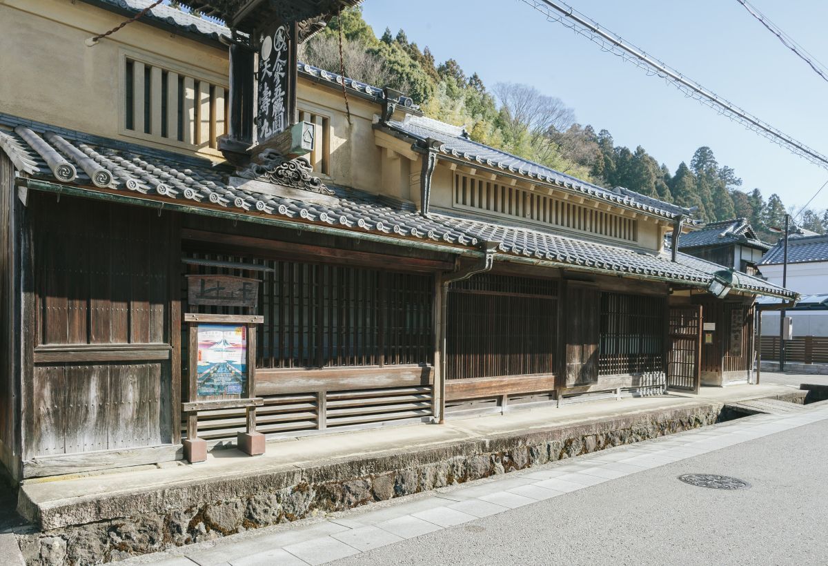 旧街道筋に立つ豪壮な町家