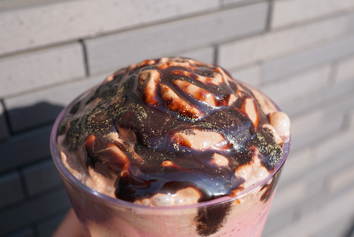 「ルビー ショコラ シンフォニー フラペチーノ®」トッピング：チョコレートソース追加（無料）