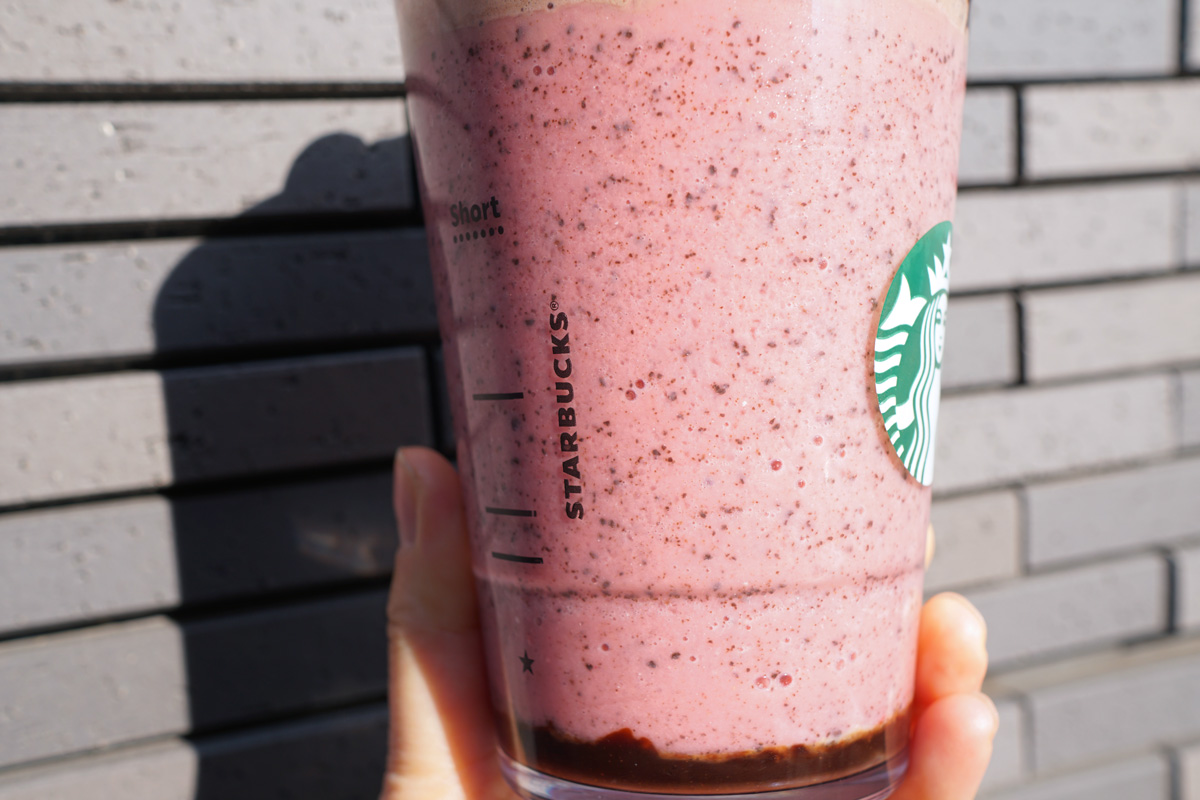 「ルビー ショコラ シンフォニー フラペチーノ®」トッピング：チョコレートソース追加（無料）、ホワイトモカシロップ追加（＋55円）、アーモンドミルク変更（＋55円）、チョコレートチップ追加（＋55円）