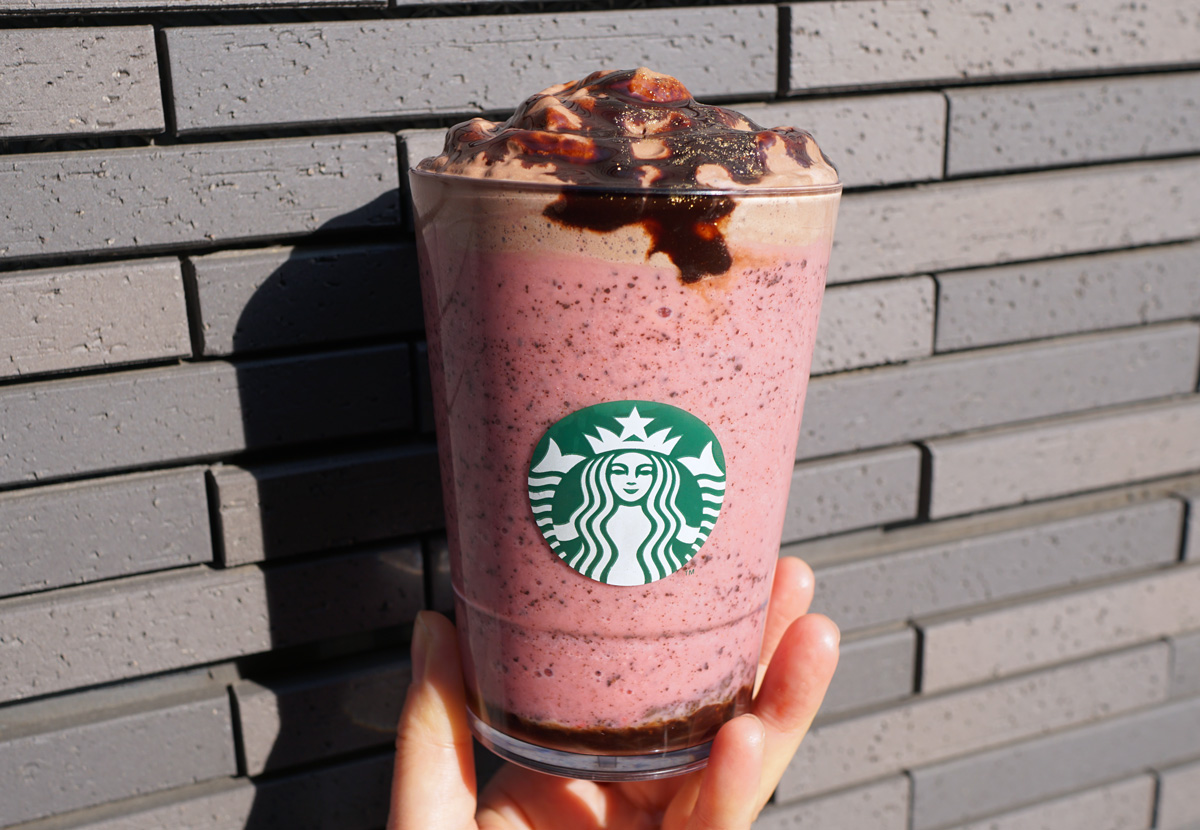 「ルビー ショコラ シンフォニー フラペチーノ®」トッピング：チョコレートソース追加（無料）、ホワイトモカシロップ追加（＋55円）、アーモンドミルク変更（＋55円）、チョコレートチップ追加（＋55円）